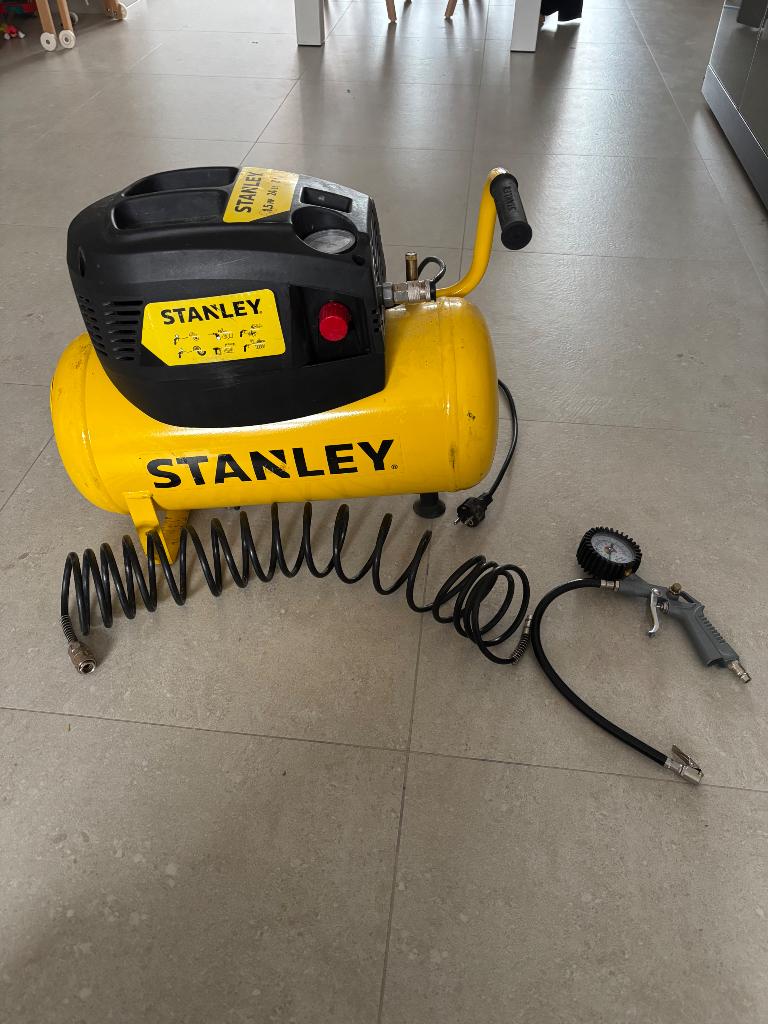 Compressor stanley 8 bar, Doe-het-zelf en Bouw, Compressors, Ophalen, 6 tot 10 bar, Zo goed als nieuw, Minder dan 200 liter/min