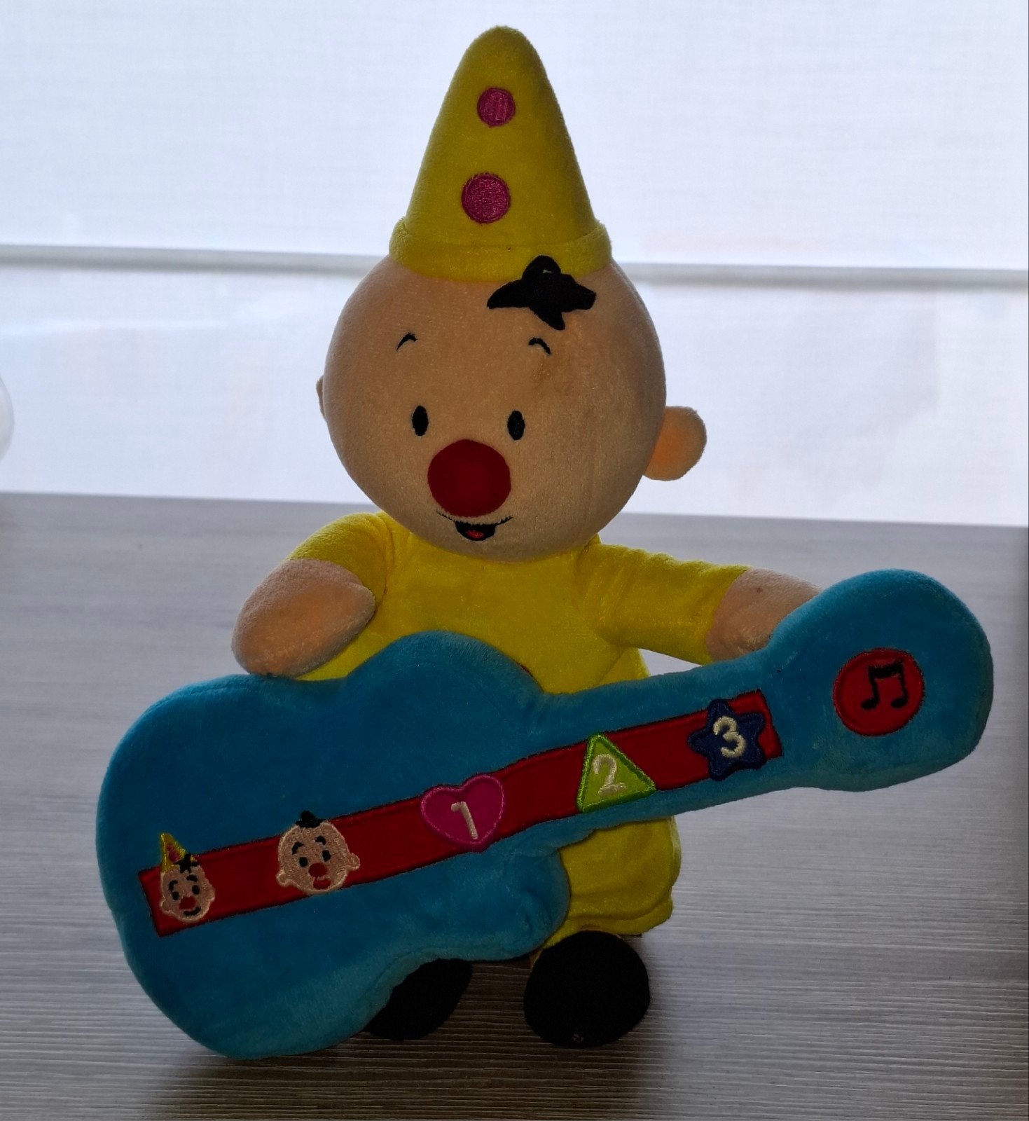 Bumba knuffel met gitaar – 33 cm – Mooie staat, Kinderen en Baby's, Ophalen, Gebruikt, Geel, Middelgroot (20 tot 80 cm)