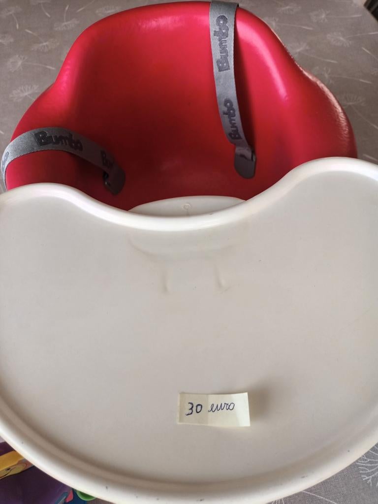 Bumbo zitje met tafelje in zeer goede staat te koop 23e, Ophalen