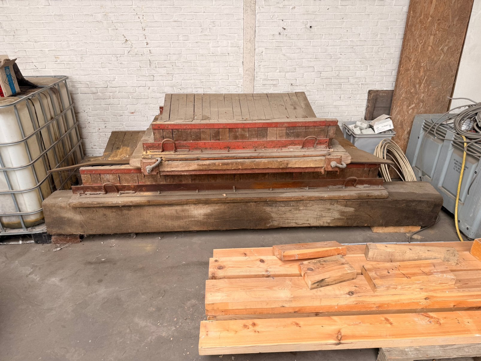 2 grandes poutres en chêne 28 x 28 x 320 non rabotées, Jardin & Terrasse, Bois dur, Enlèvement, Utilisé, 250 cm ou plus