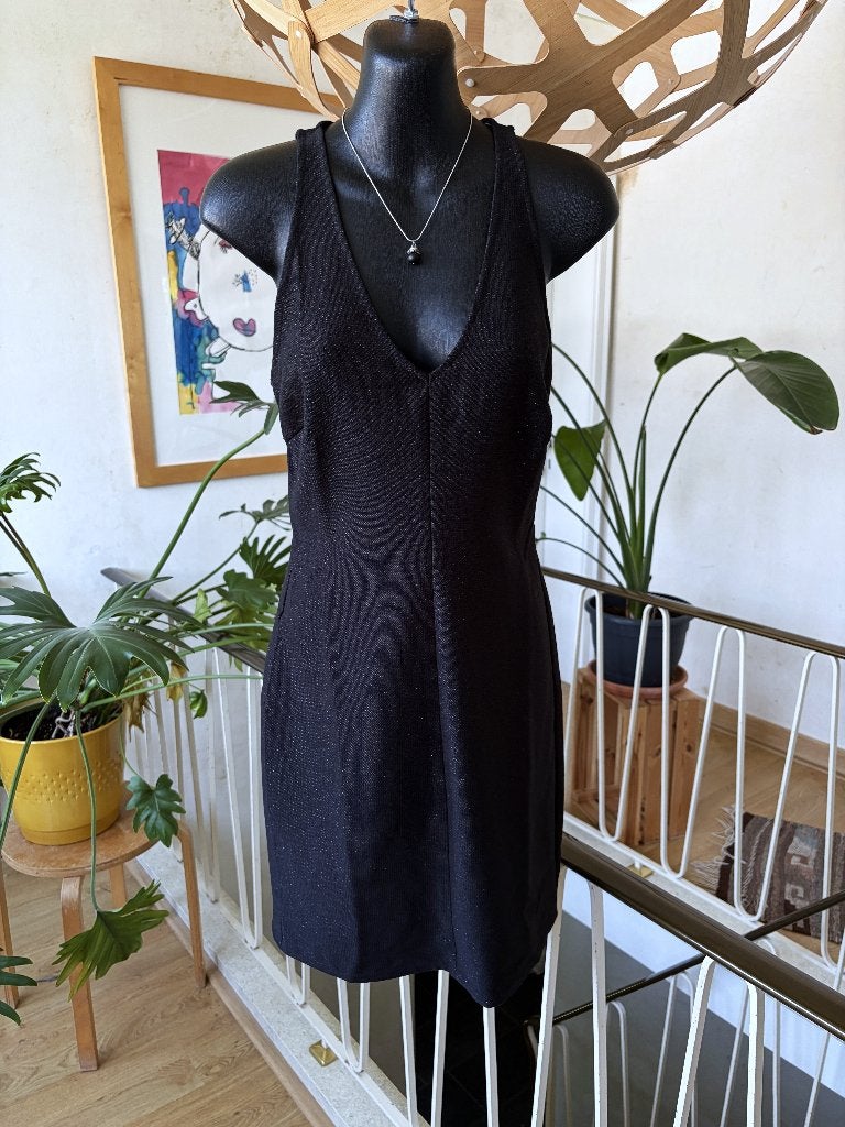 Mango stijlvol zwart jurkje, open rug, mt XS  nieuwstaat, Mango, Enlèvement ou Envoi, Comme neuf, Taille 34 (XS) ou plus petite