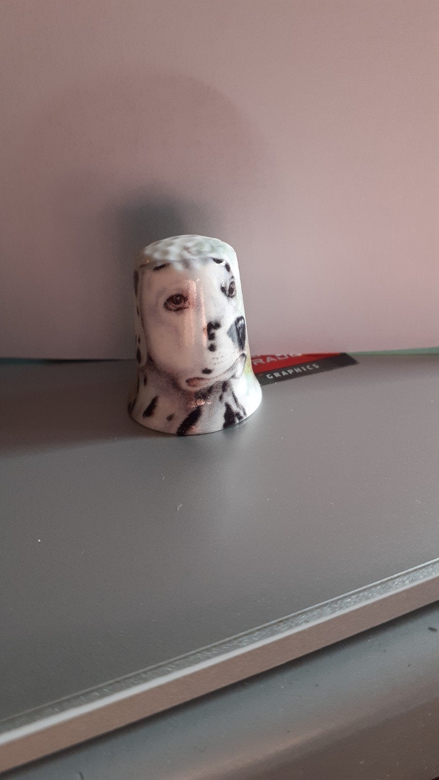 dés a coudre de collection porcelaine serie chien (2), Verzamelen, Vingerhoedjes, Ophalen of Verzenden, Zo goed als nieuw, Porselein