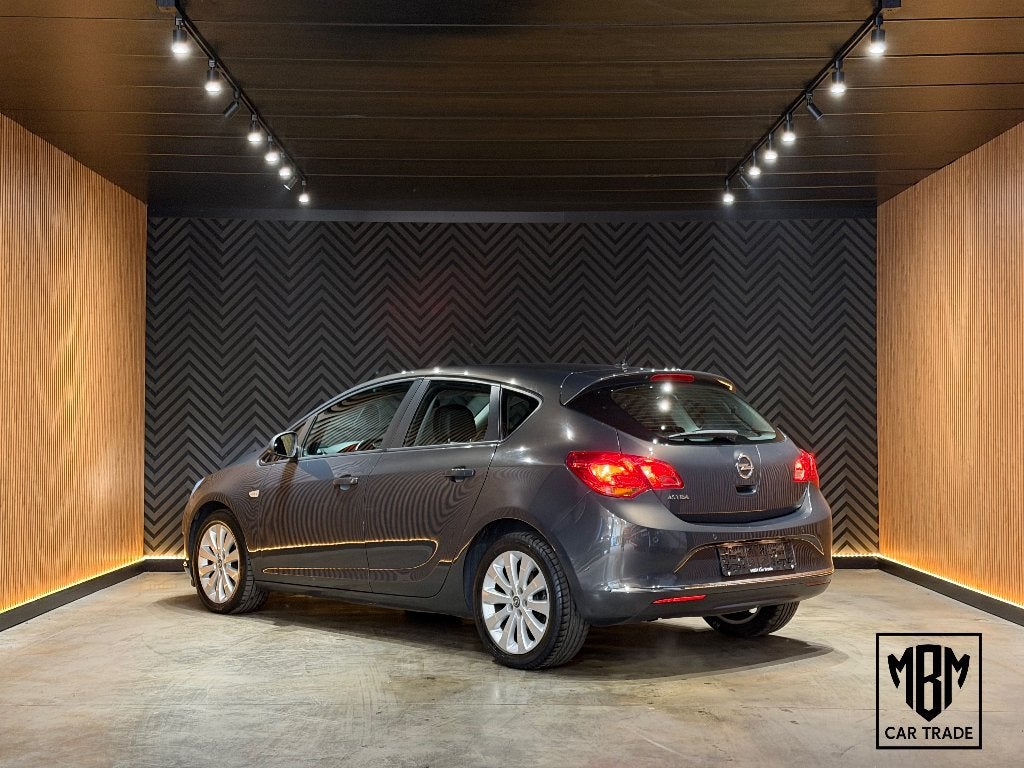 ✅ Opel Astra 1.6i GARANTIE Airco Cruise C Parksensoren V+A, Voorwielaandrijving, Euro 5, Stof, Zwart