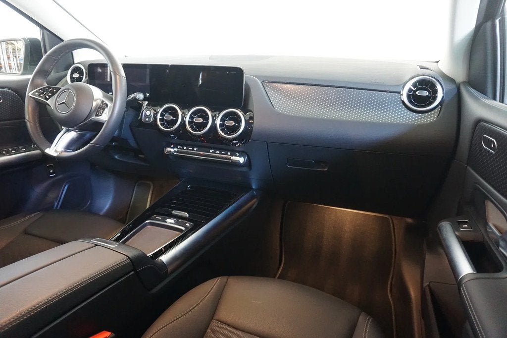 Mercedes-Benz B-CLASS 200 - trekhaak wegklapbaar (bj 2025), Auto's, Automaat, Leder en Stof, Zwart, 5 zetels