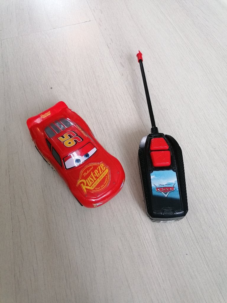 Voiture téléguidé Dickie RC Cars Lightning McQueen, Enfants & Bébés, Enlèvement, Utilisé