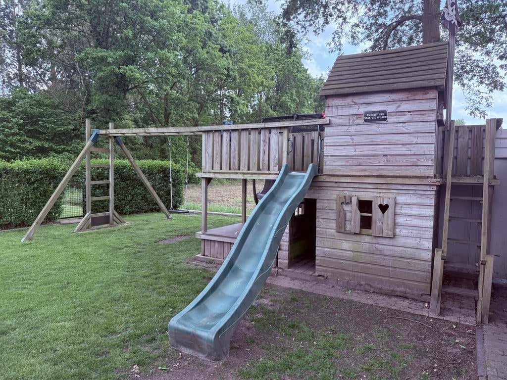Speelhuis met zandbak, glijbaan en schommels, Enfants & Bébés, Jouets | Extérieur | Aires de jeux, Enlèvement, Utilisé, Bac à sable
