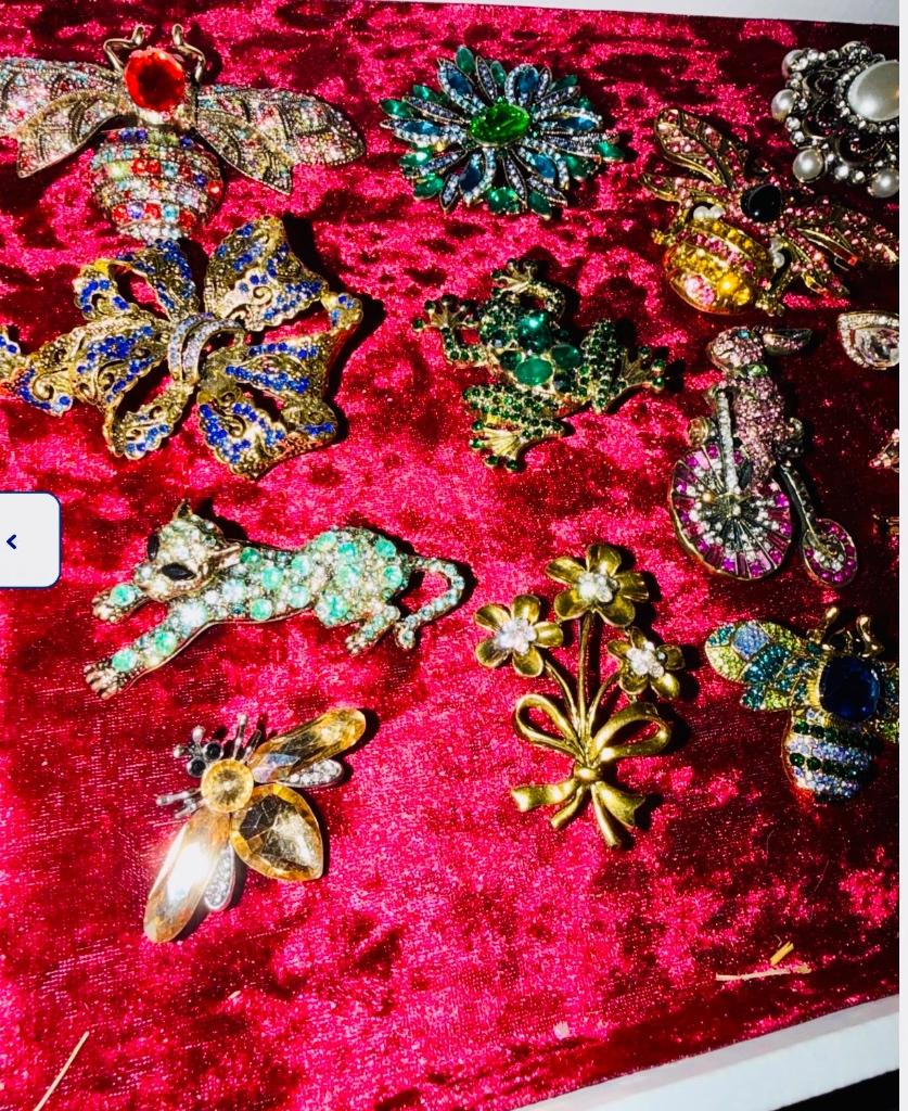Mooie strassbroches ( per stuk), Bijoux, Sacs & Beauté, Broches, Comme neuf, 4 à 7 cm, Enlèvement, Bleu
