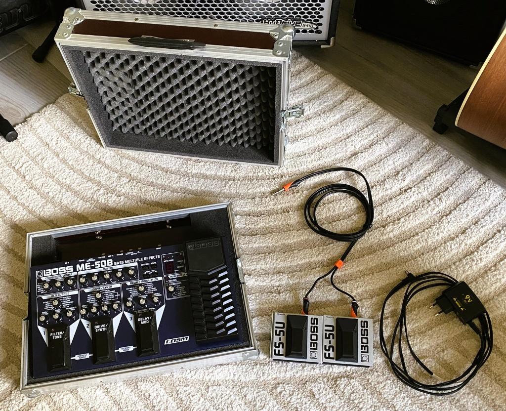 Boss ME‑50B + 2 FS‑5U + Hardcase (in topstaat), Muziek en Instrumenten, Effecten, Ophalen of Verzenden, Gebruikt, Multi-effect