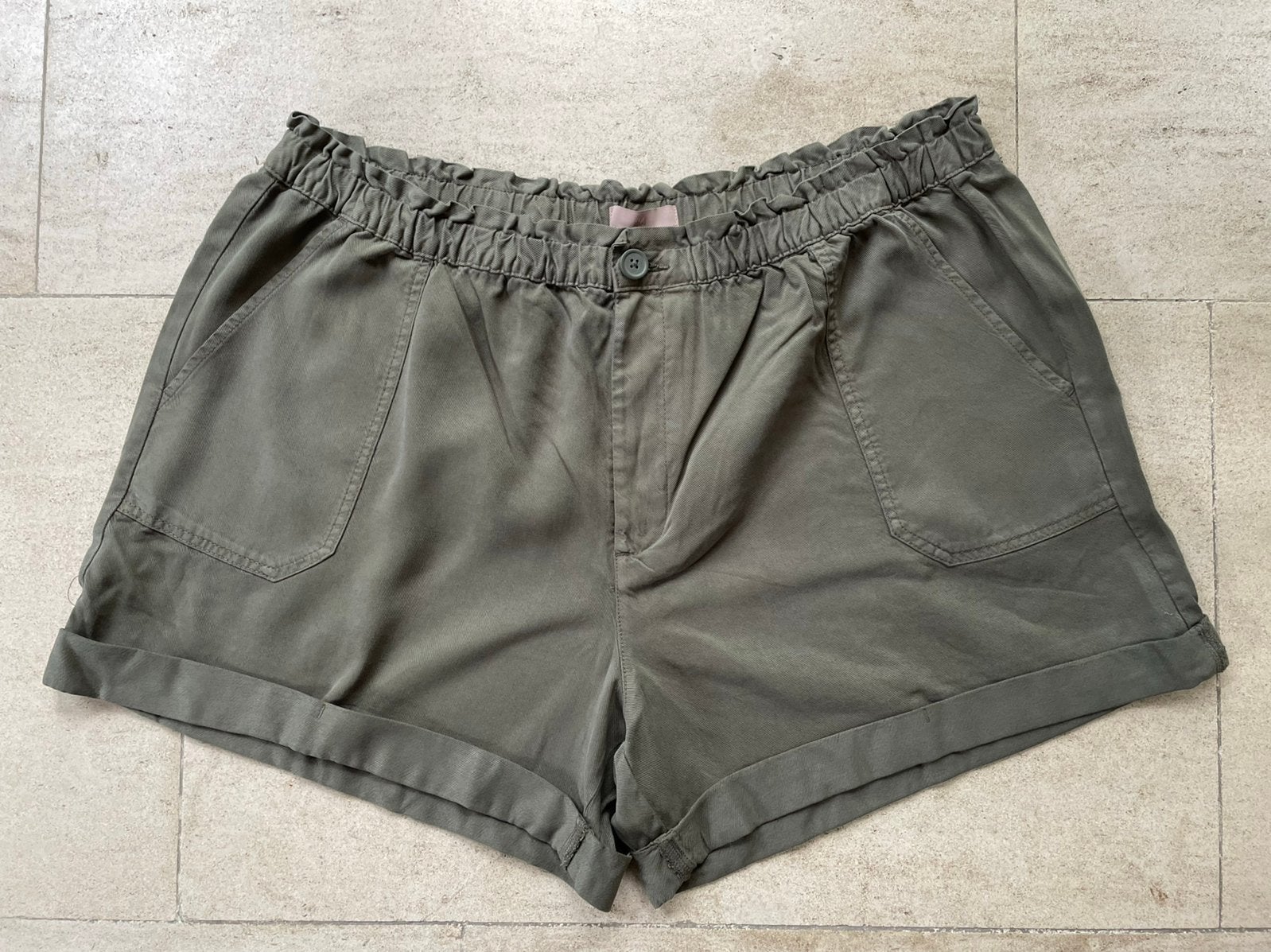 Nieuwe khaki short H&M maat XL, Vêtements | Femmes, Culottes & Pantalons, Neuf, Taille 46/48 (XL) ou plus grande, Enlèvement ou Envoi