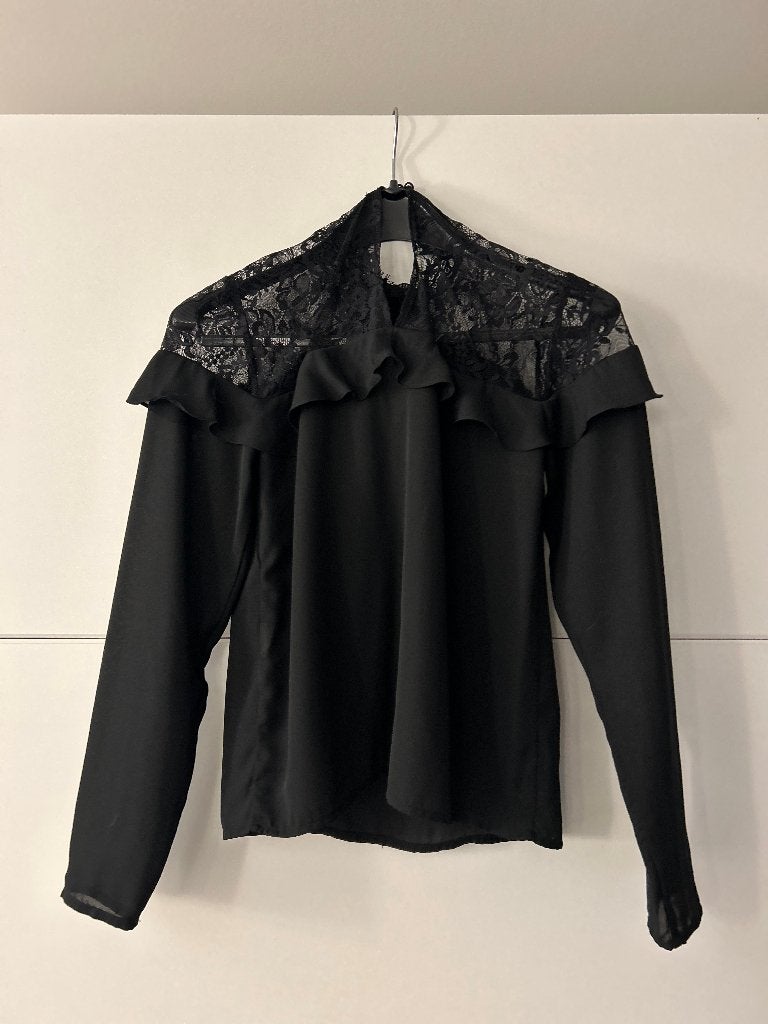Fashion Union zwarte blouse met kant, Kleding | Dames, Blouses en Tunieken, Zwart, Ophalen of Verzenden, Zo goed als nieuw, Fashion Union