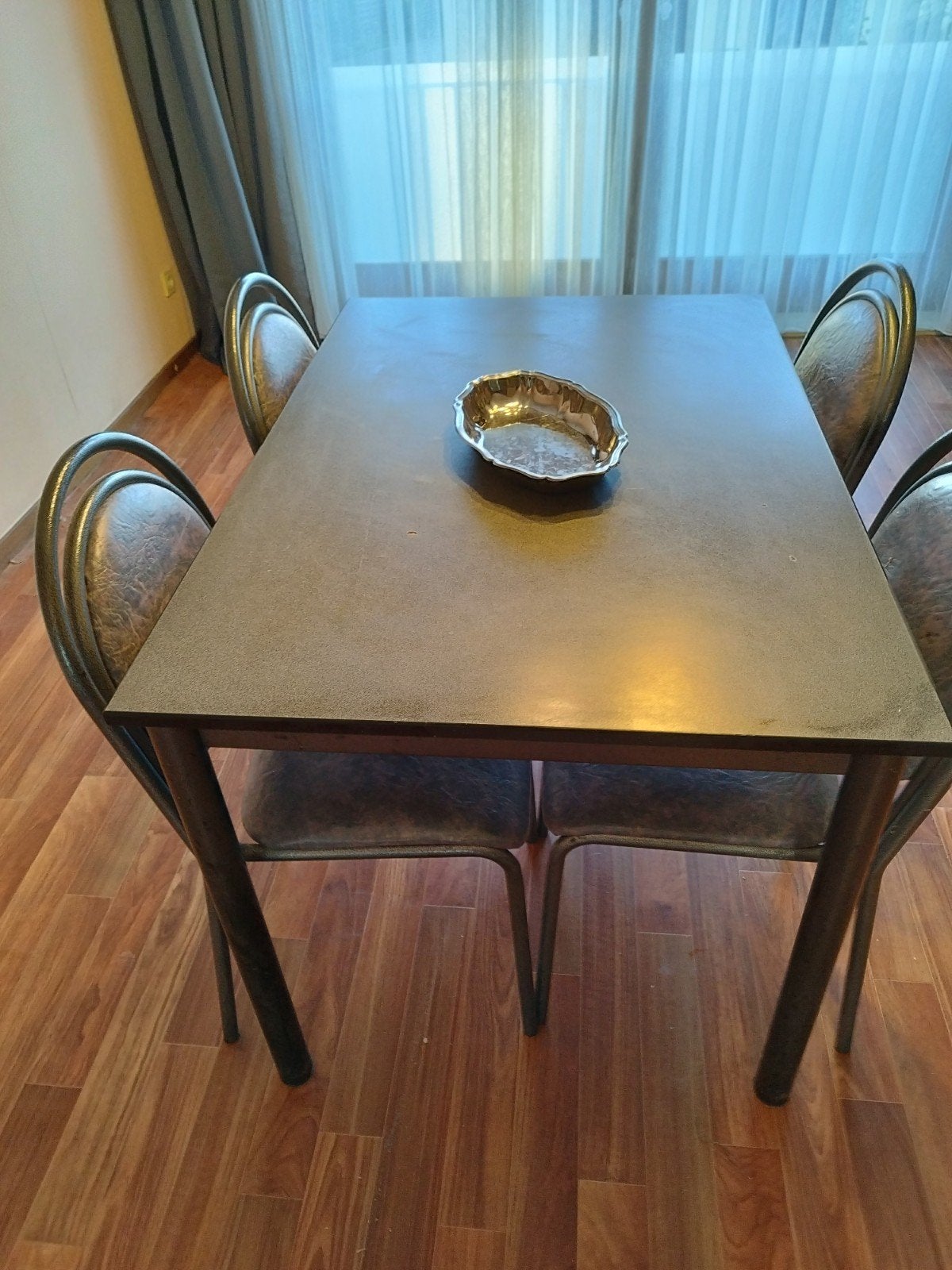 Keukentafel met 4 bijpassende stoelen. Prima kwaliteit!, Ophalen