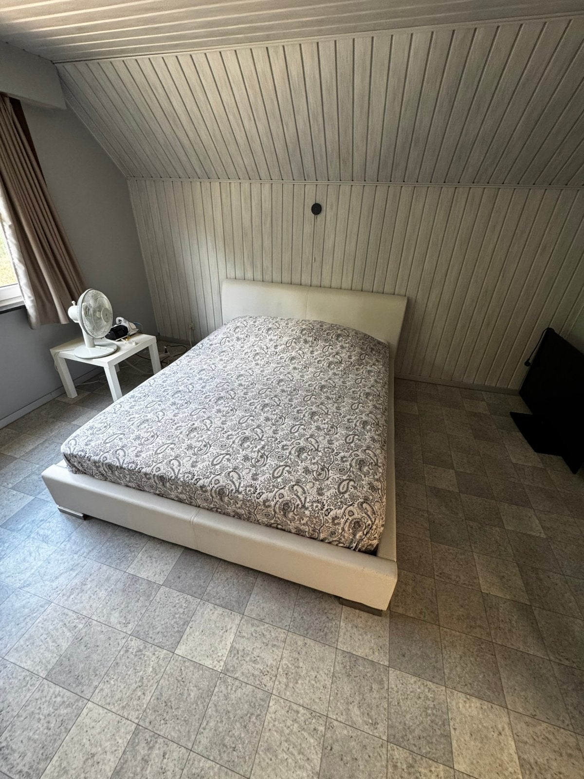 Wit lederen bed met lattenbodems, Enlèvement, Utilisé, Deux personnes, Blanc