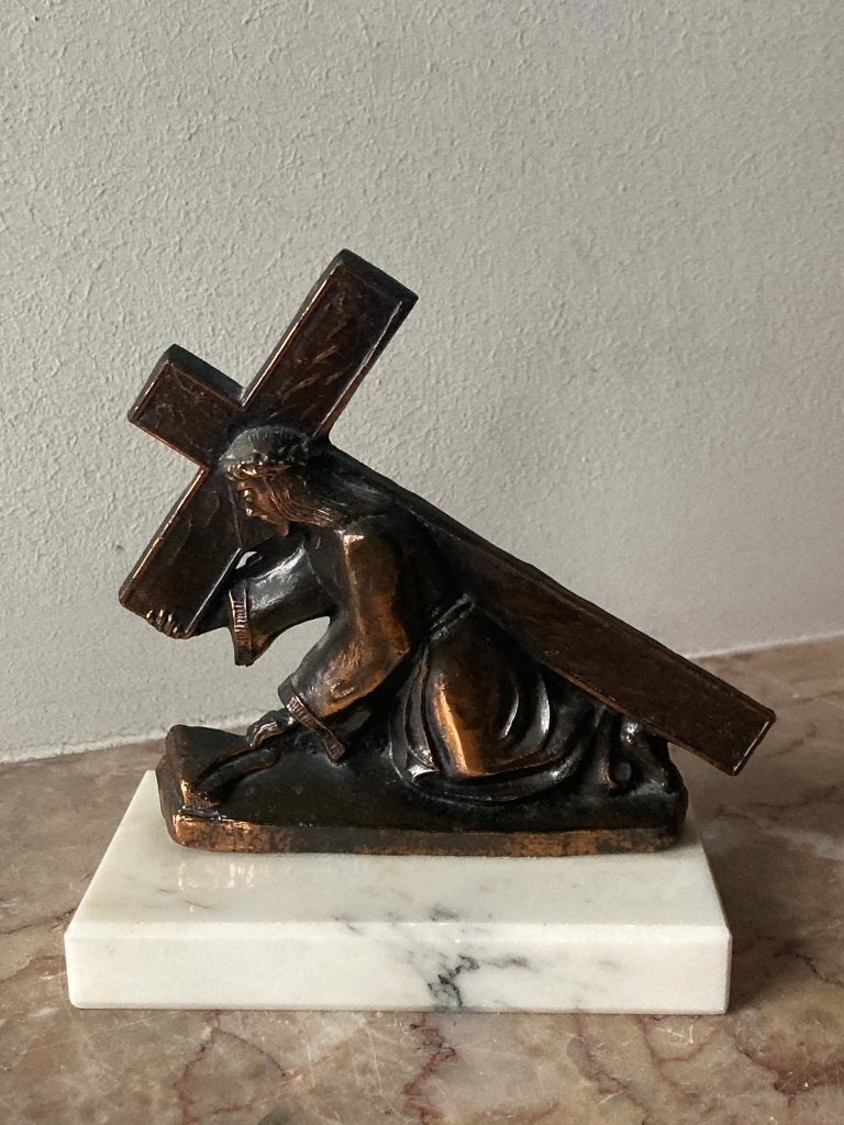 Beeldje Jezus draagt Kruis in brons (14 cm), Antiek en Kunst, Ophalen of Verzenden