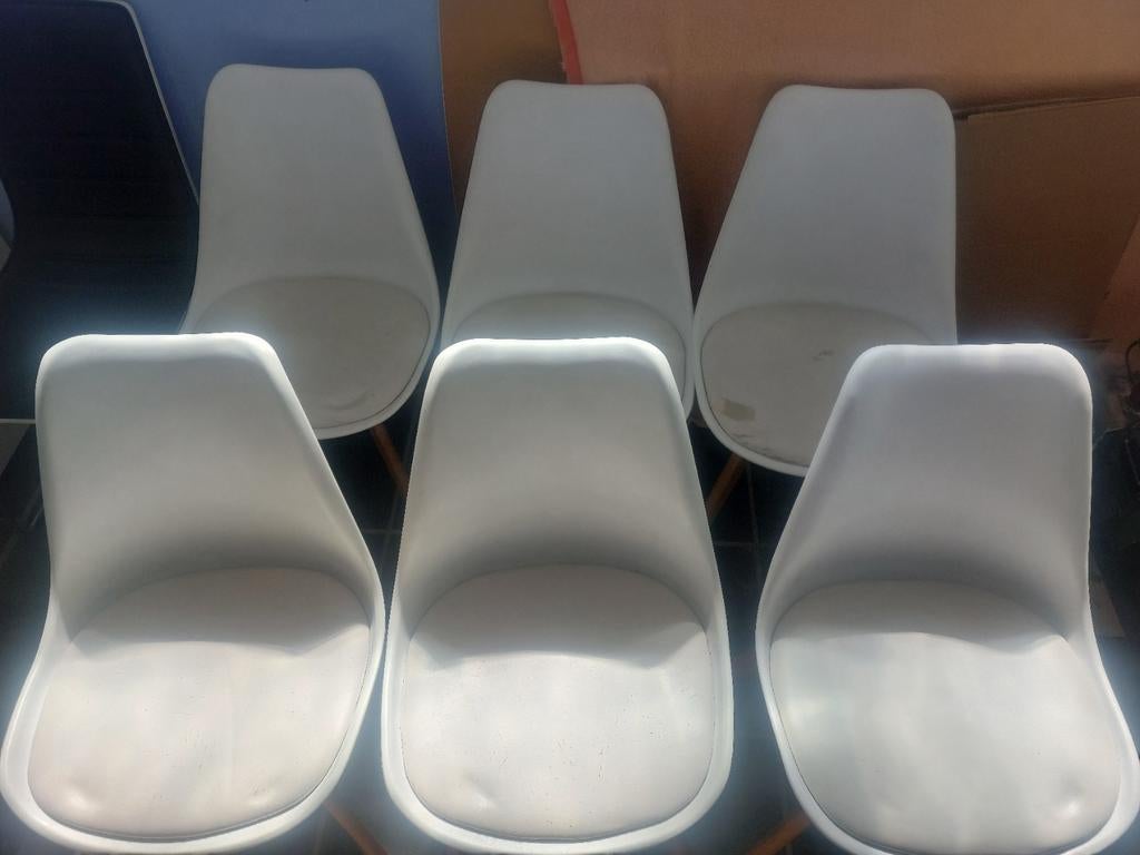 6 chaises blanches (dégâts), Maison & Meubles, Enlèvement