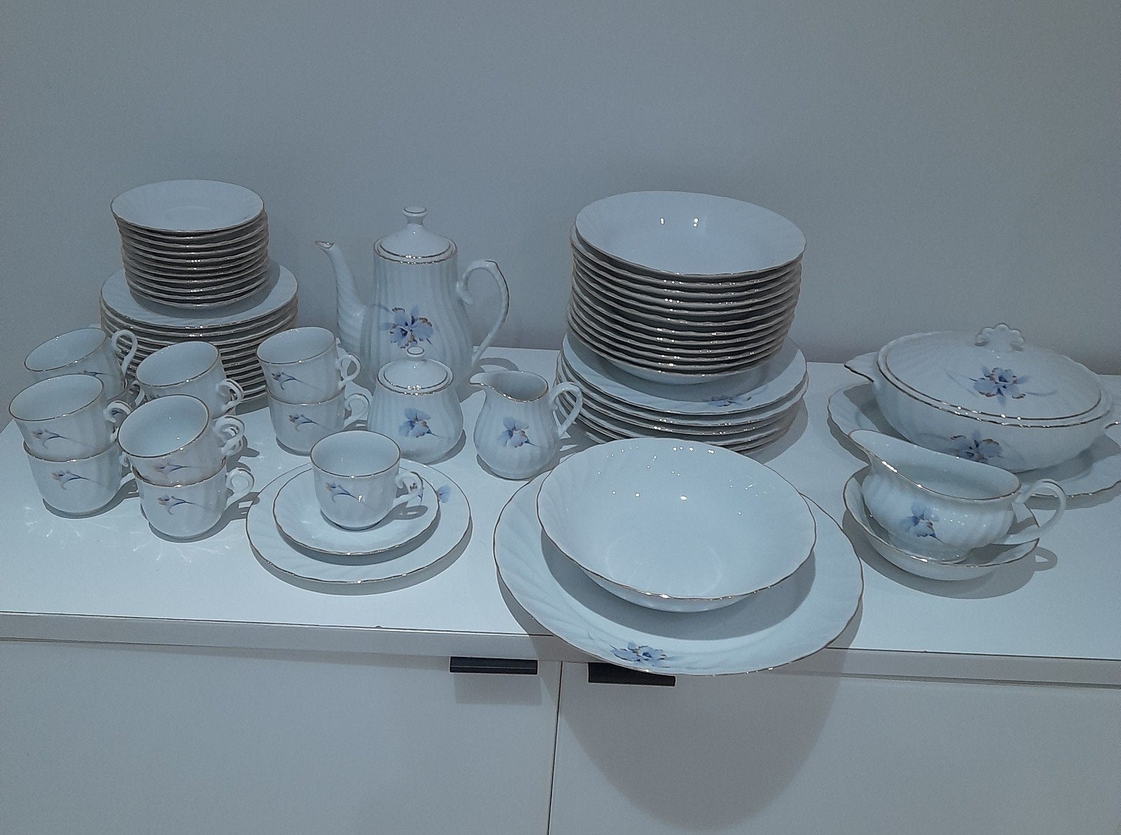 wit porseleinen eet- en koffieservies van Monno., Enlèvement