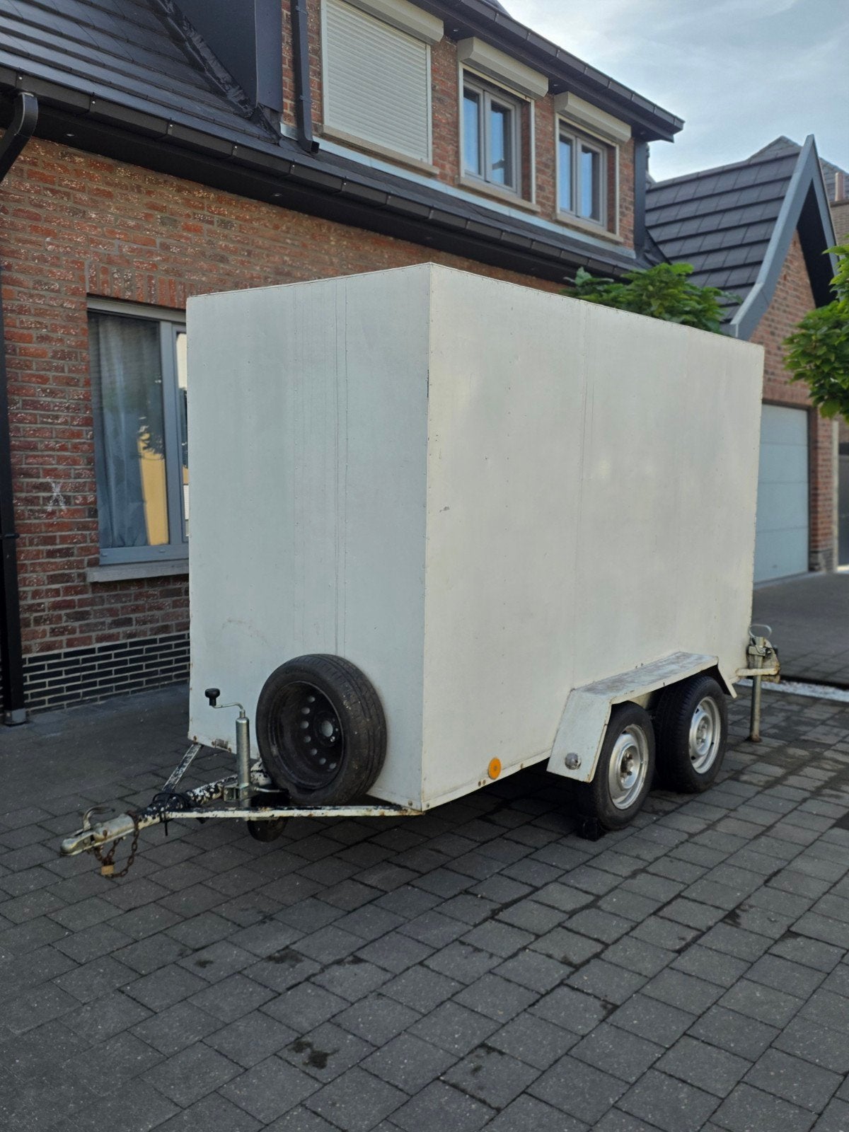Remorque fermée double essieu - 3,00m x 1,30m x 1,80m 750kg, Enlèvement