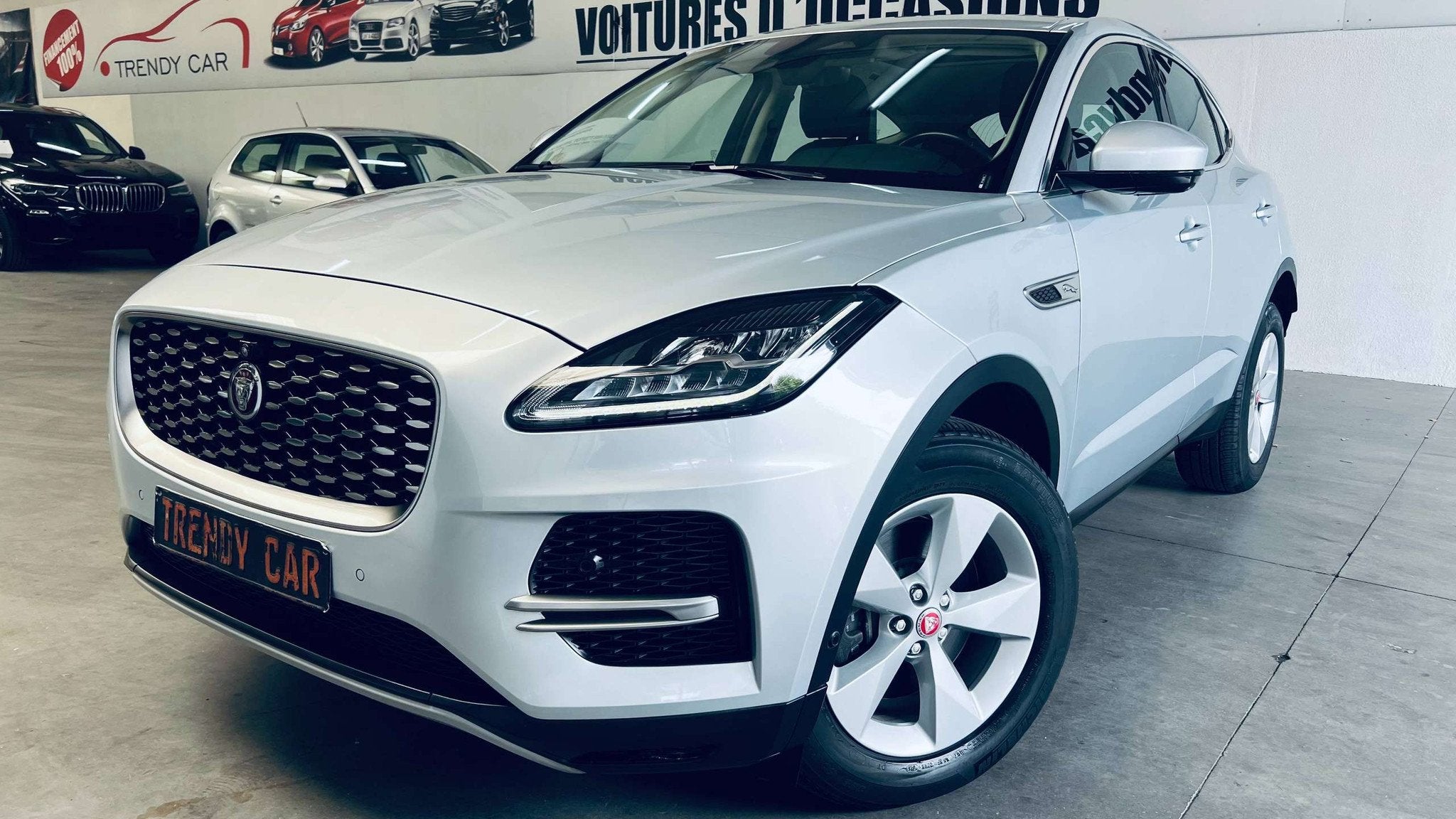 Jaguar E-Pace 1.5 T MHEV P160+CARPLAY+PANO+360+TVA+CARNET+, Bedrijf, Hybride Elektrisch/Benzine, 3 cilinders, Zilver of Grijs
