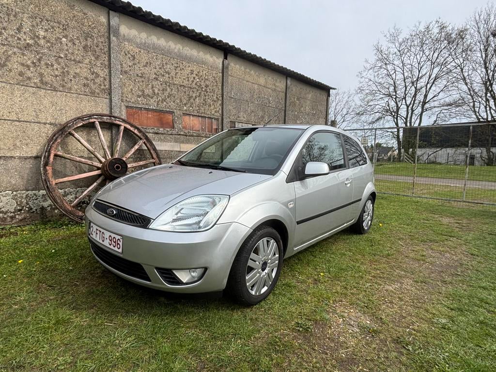 Ford fiesta 2005, Autos, Argent ou Gris, Achat, Boîte manuelle, Noir
