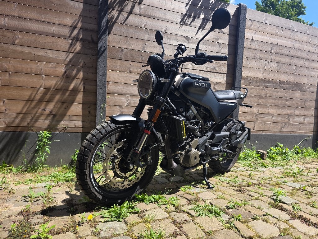 Husqvarna svartpilen 401, Motoren, Particulier, 373 cc, Minimaal motorrijbewijs A2, Handgeschakeld