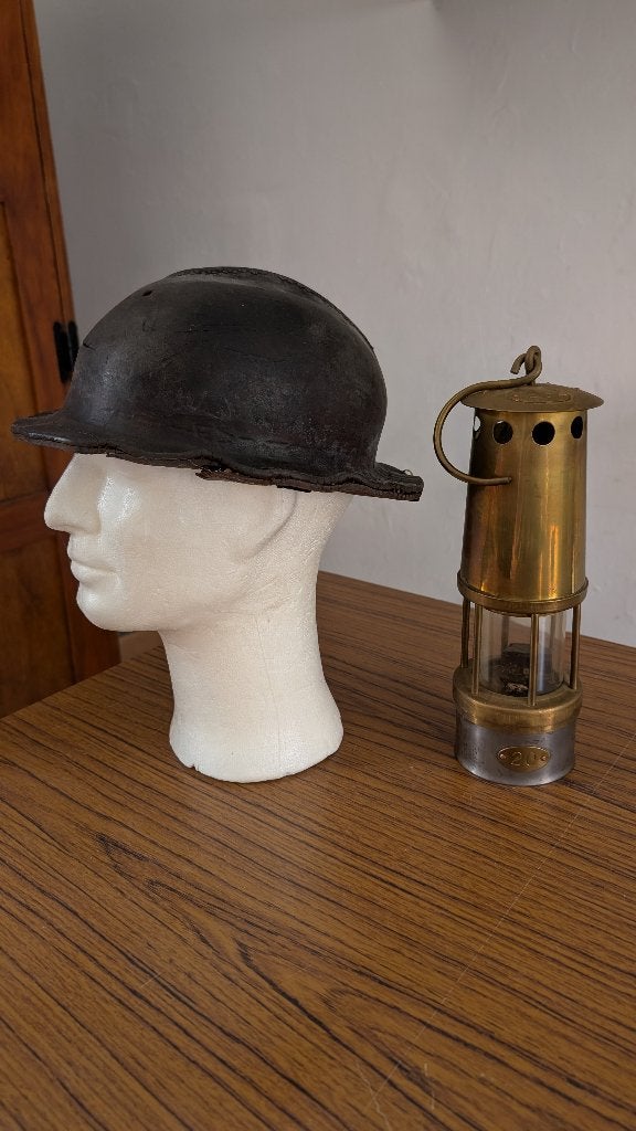 Set bestaande uit antieke lederen mijnhelm + mijnlamp, Enlèvement ou Envoi