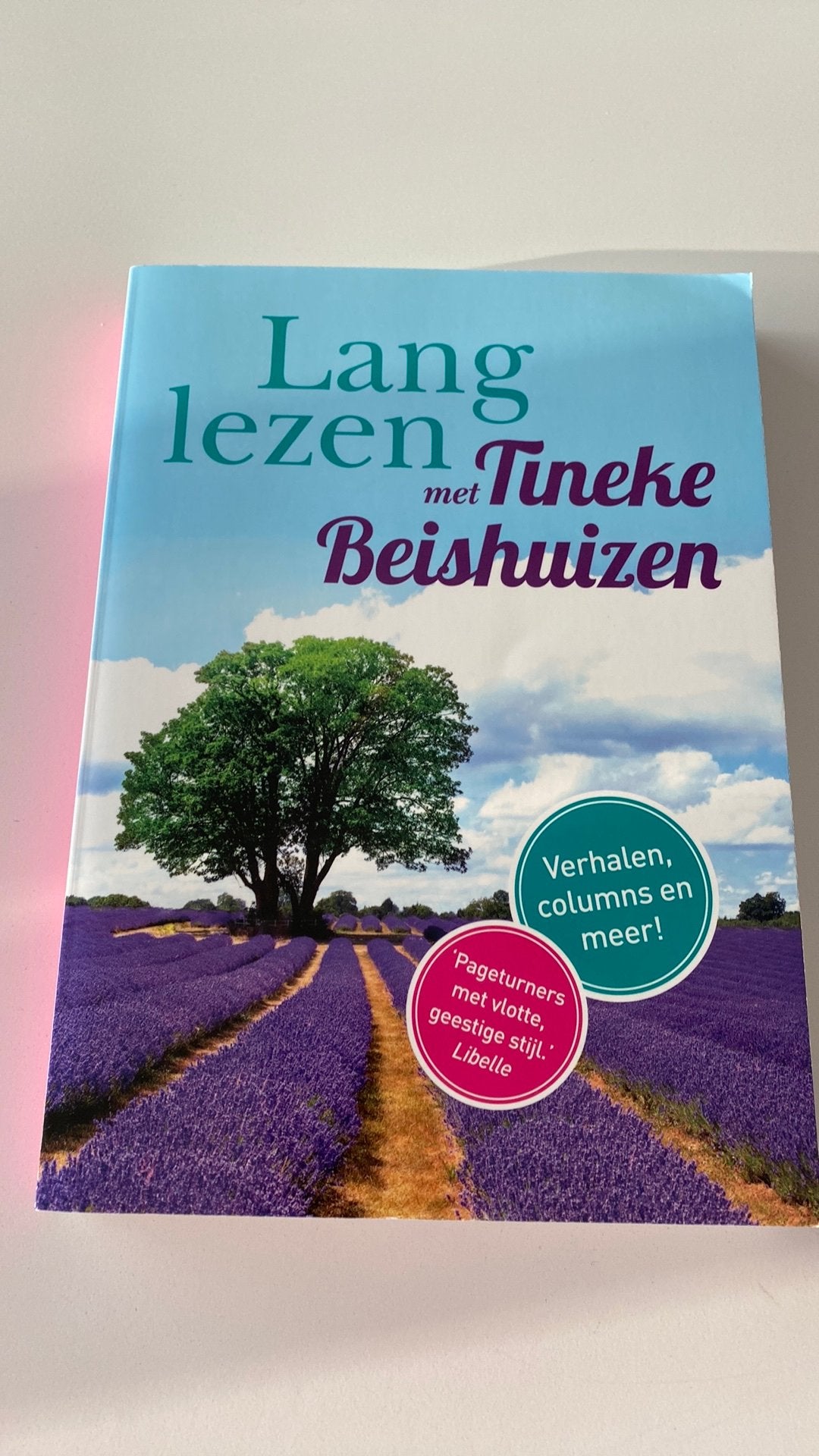 Tineke Beishuizen - Lang lezen met Tineke Beishuizen, Boeken, Essays, Columns en Interviews, Ophalen of Verzenden, Zo goed als nieuw