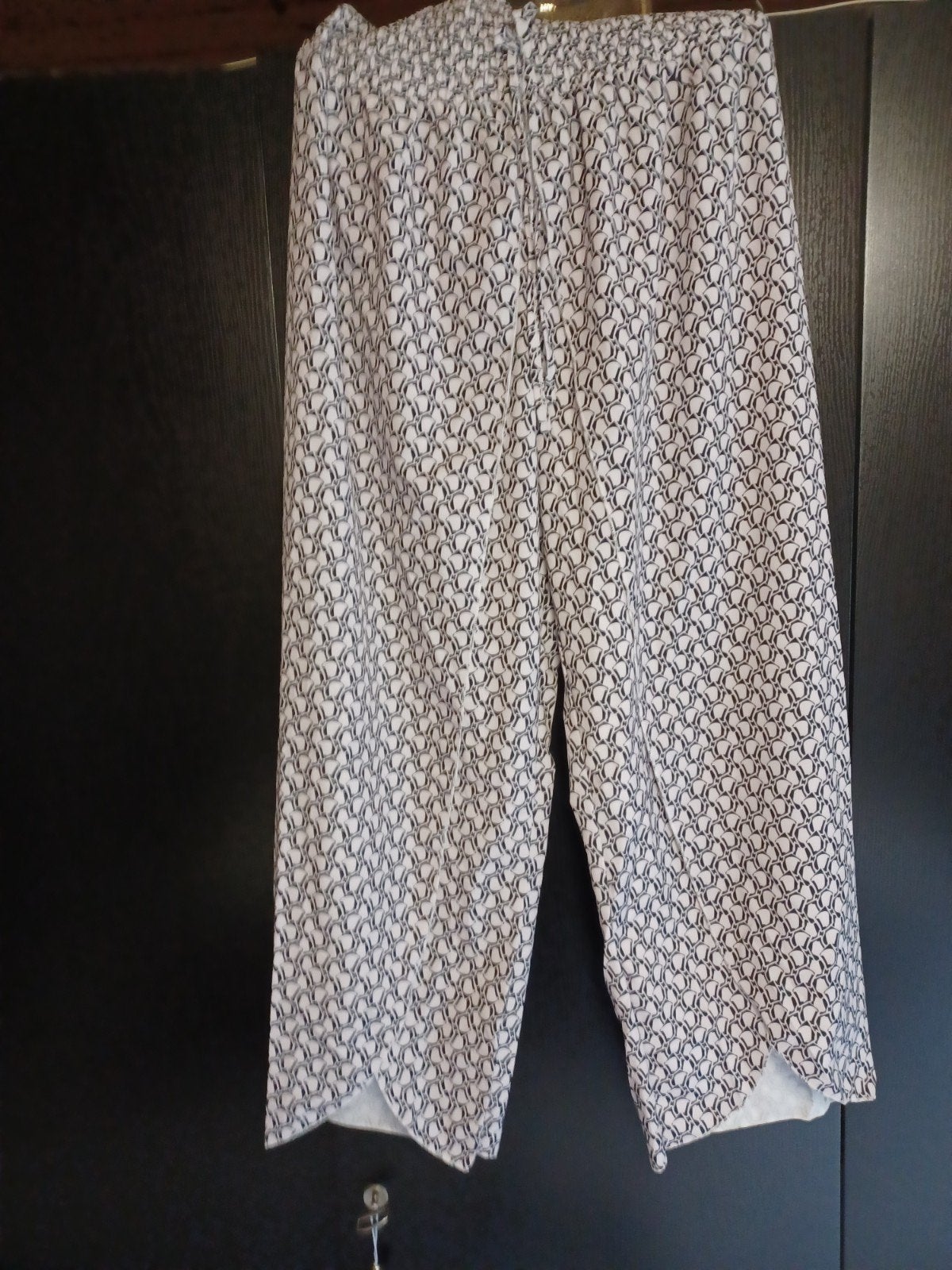 Zijden broek met overslag, Ophalen