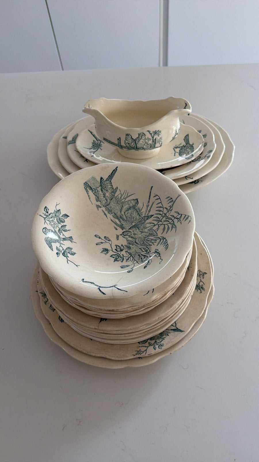 Antiek Frans Terre de Fer servies “Oiseaux” – eind 19e eeuw, Antiek en Kunst, Antiek | Servies compleet, Ophalen