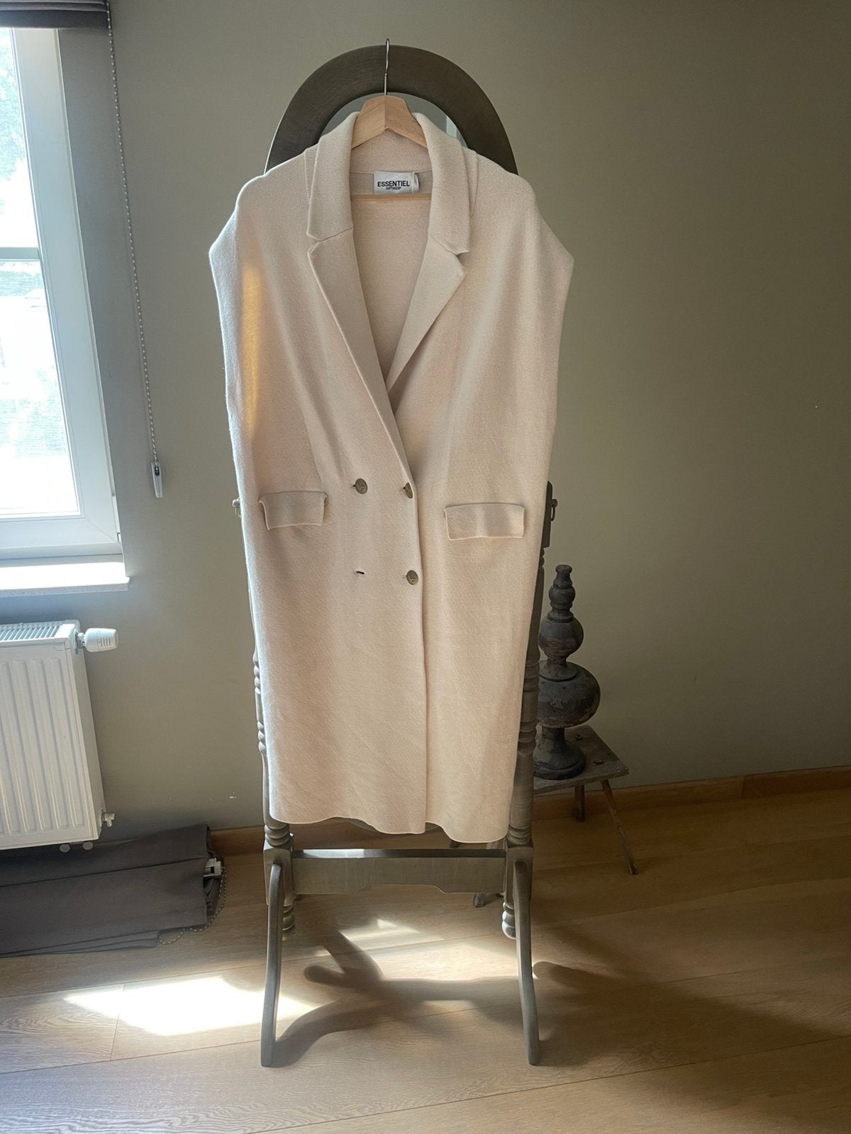 Gilet en laine beige de la marque Essentiel. Taille L, Vêtements | Hommes, Enlèvement ou Envoi, Comme neuf, Taille 52/54 (L), Beige