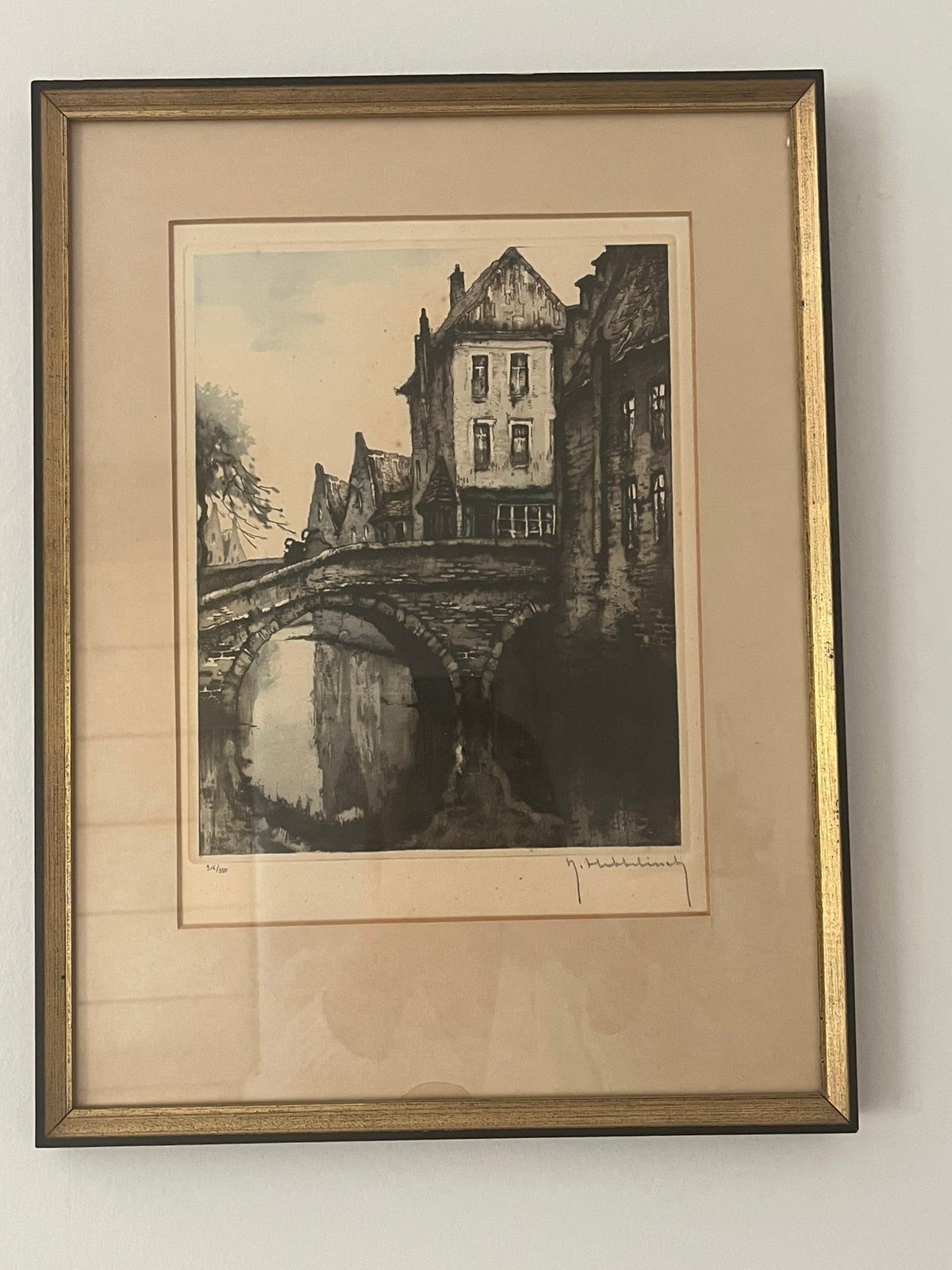 Stadsgezicht met stenen brug Roger Hebbelinck, Antiek en Kunst, Ophalen, Ingelijst, Ets, Stadsgezicht