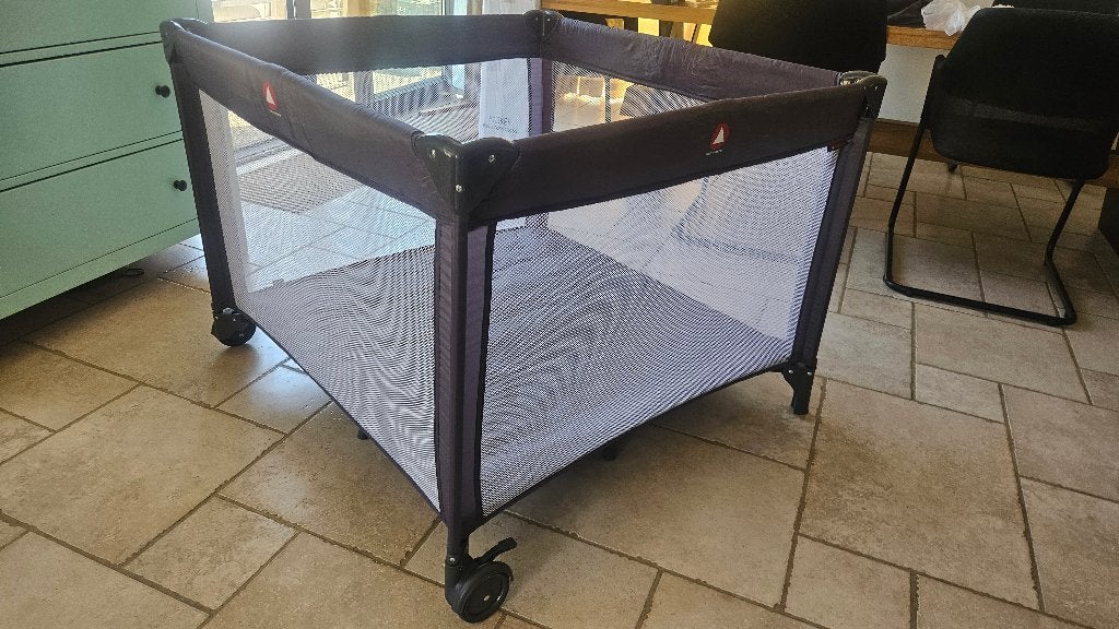 Mobiel reisbed / park 0 - 48 maanden, nieuwstaat, Kinderen en Baby's, Ophalen, Zo goed als nieuw, Rechthoekig, In hoogte verstelbaar
