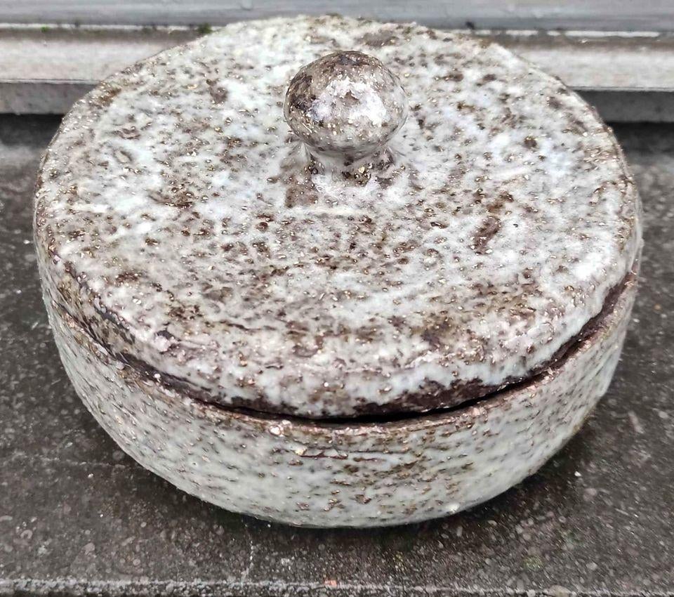 Boite en céramique de dour signe germaine steurs, Antiquités & Art, Antiquités | Céramique & Poterie, Enlèvement ou Envoi