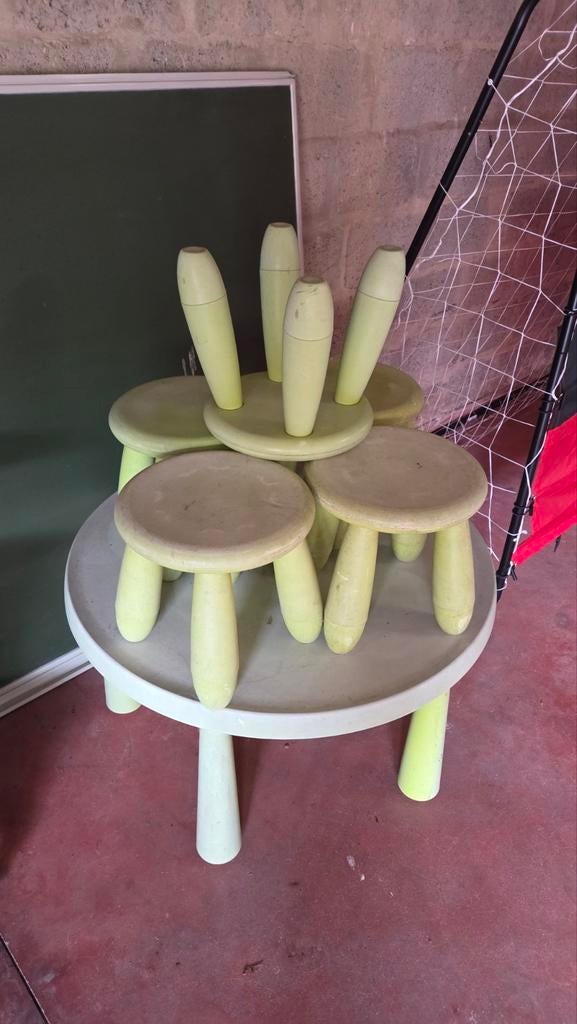 Kindertafel en krukjes, Ophalen