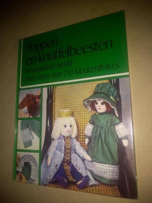 boek: poppen en knuffelbeesten in woord en beeld, Ophalen of Verzenden, Gelezen, Poppen maken