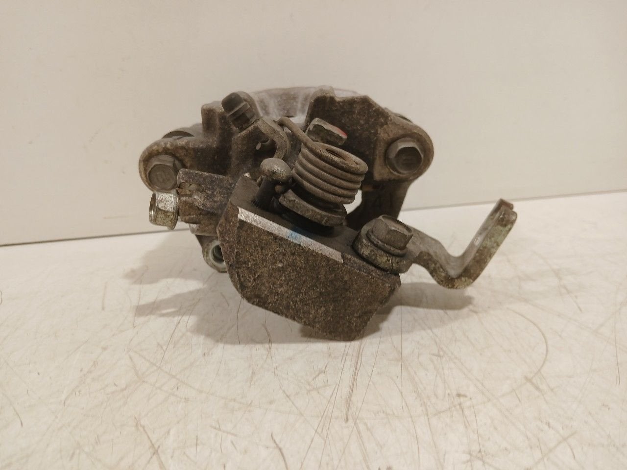 Remklauw links achter Suzuki Swift, Onderdelen@venauto.nl, Van der Ven Autorecycling B.V., Ettenseweg 76, 4706 PB Roosendaal, The Netherlands