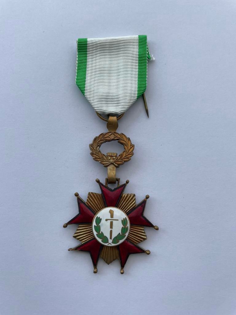 ANIA NVIN 1946 Médaille avec emaille rouge, Collections, Enlèvement ou Envoi