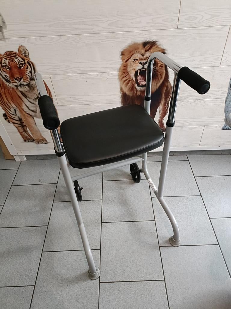 Tribune déambulateur avec 2 roues 2 pieds et assise Nikel, Divers, Enlèvement