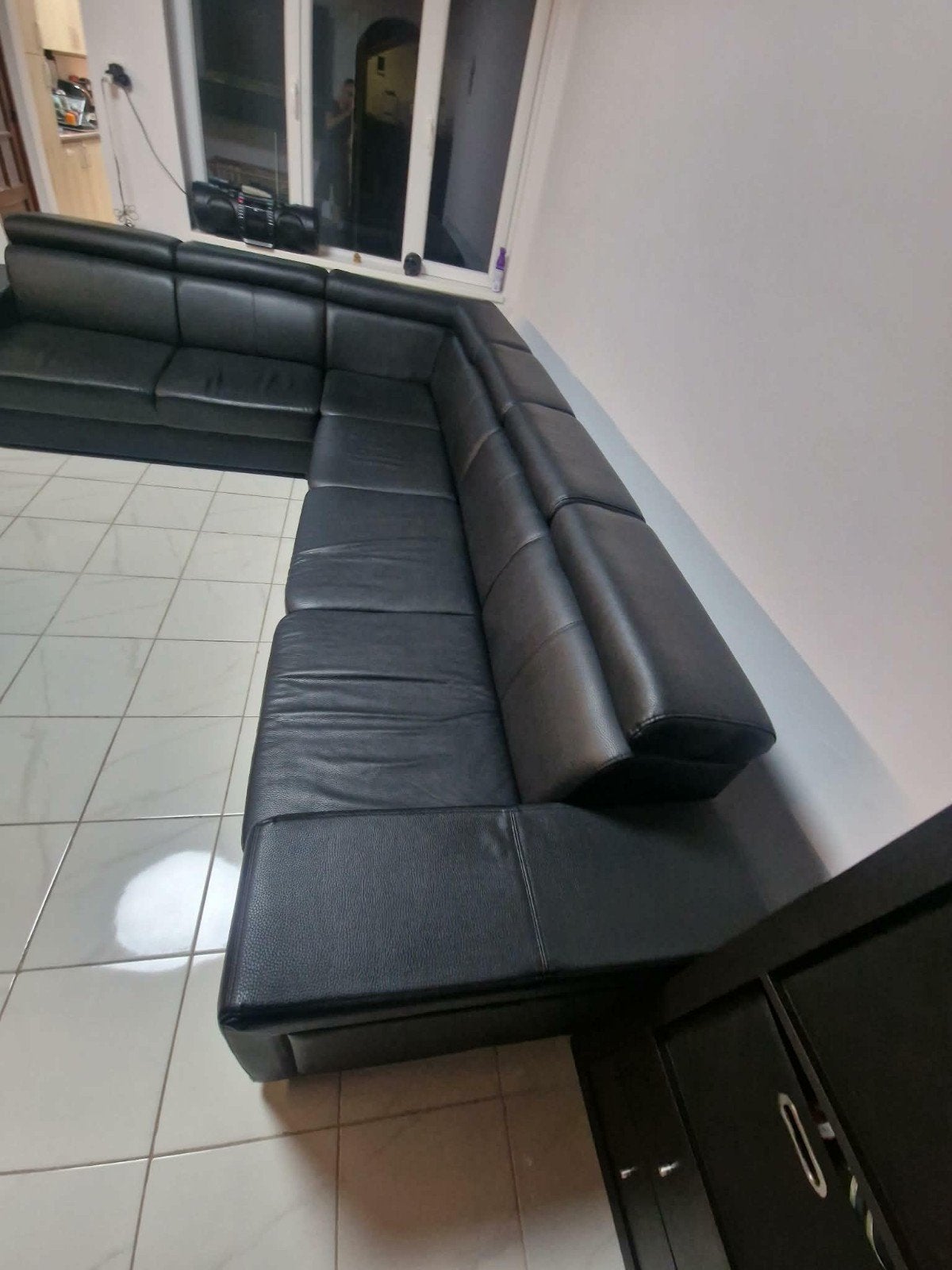 grand canapé d' angle semi cuir noir  parfait état come neuf, Maison & Meubles, Canapés | Salons, Canapé d angle 7 place, Moins de 75 cm