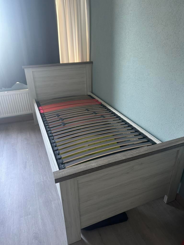 1 persoons bed met stevige lattebodem, Huis en Inrichting, Ophalen, Zo goed als nieuw