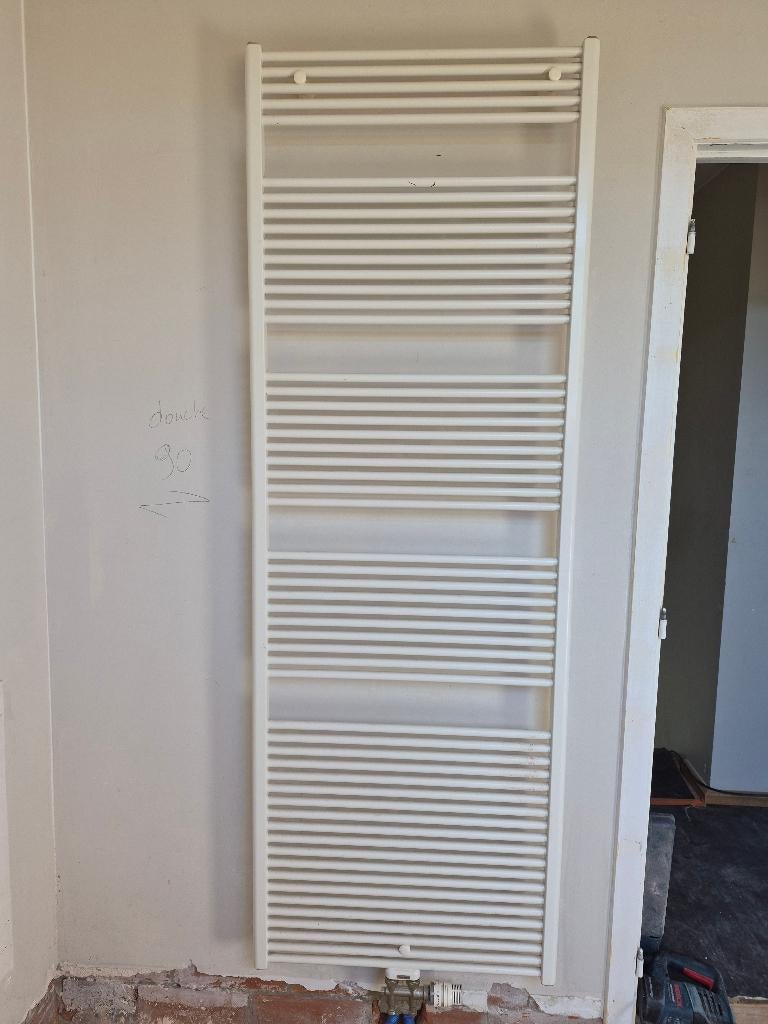 Radiator voor badkamer, Doe-het-zelf en Bouw, Verwarming en Radiatoren, Ophalen, Radiator, Minder dan 60 cm, Zo goed als nieuw