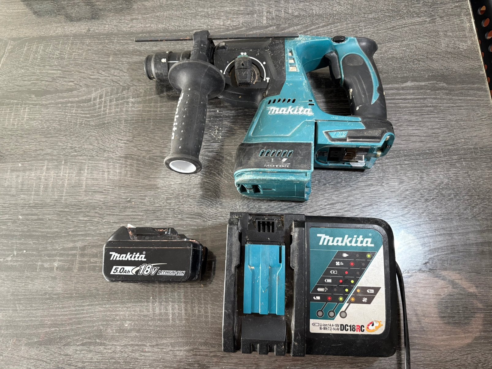 combin Makita DHR243+batterie 5 Ah + chargeur rapide DC18RC, Enlèvement ou Envoi, Comme neuf, Perceuse