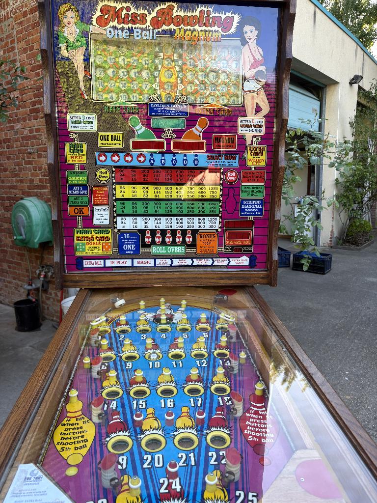 bingokast Miss Bowling, Verzamelen, Overige munten, Ophalen, Gebruikt, Met sleutels