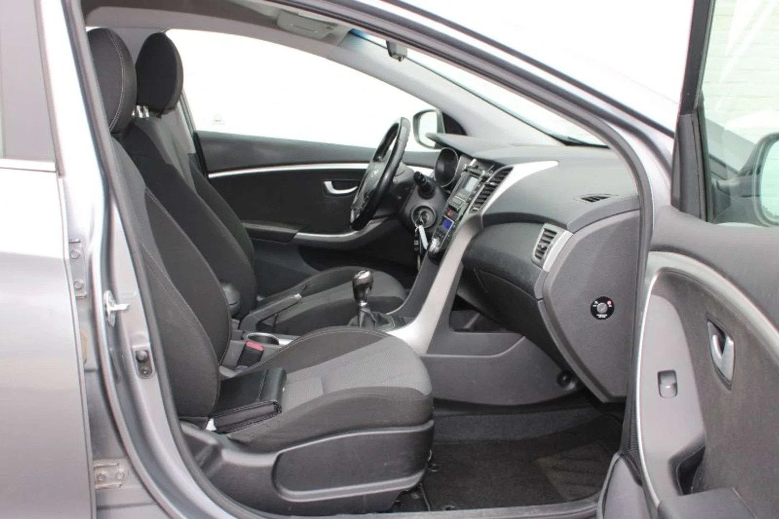 Hyundai i30 i30 SW 1.6 CRDi Airco/Cruise inclusief 2 JAAR ga, Auto's, Euro 5, Stof, Gebruikt, Zwart