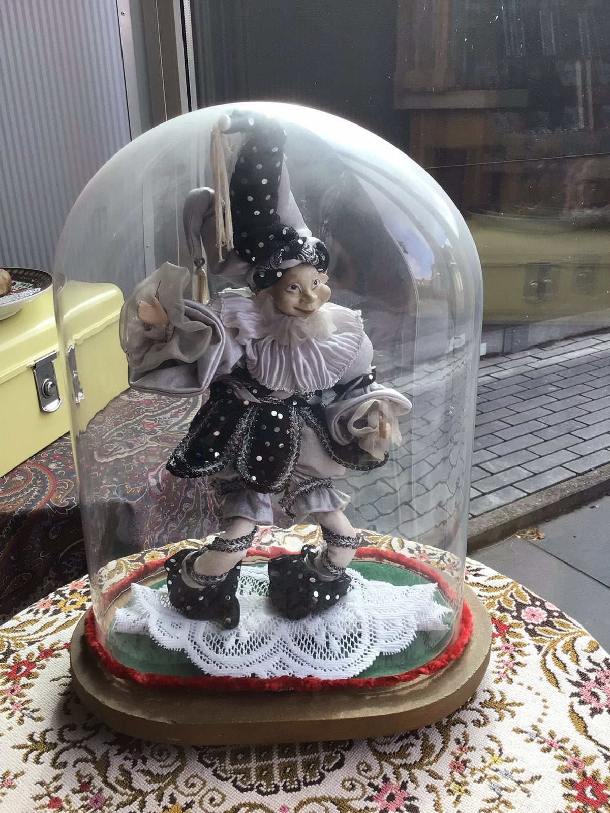 Antieke globe met harlekijn, Ophalen