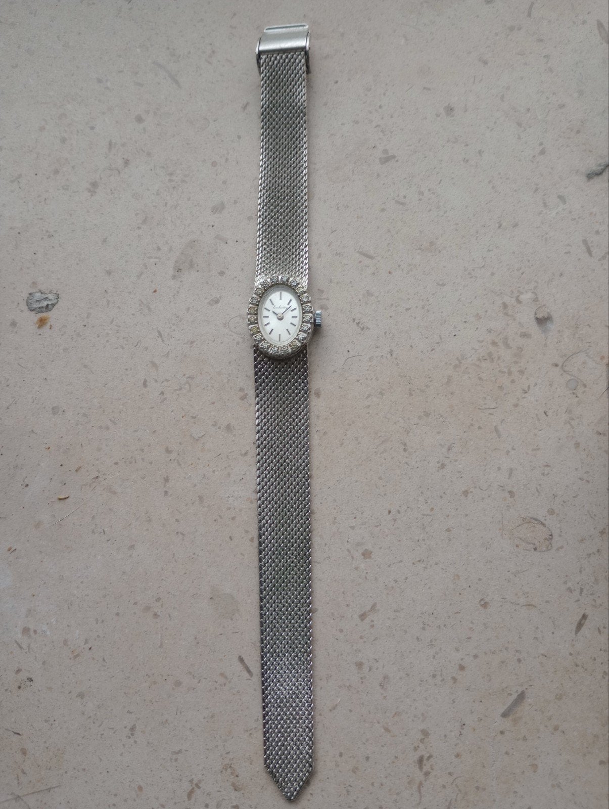 Bijoux de voiture, Envoi, Comme neuf