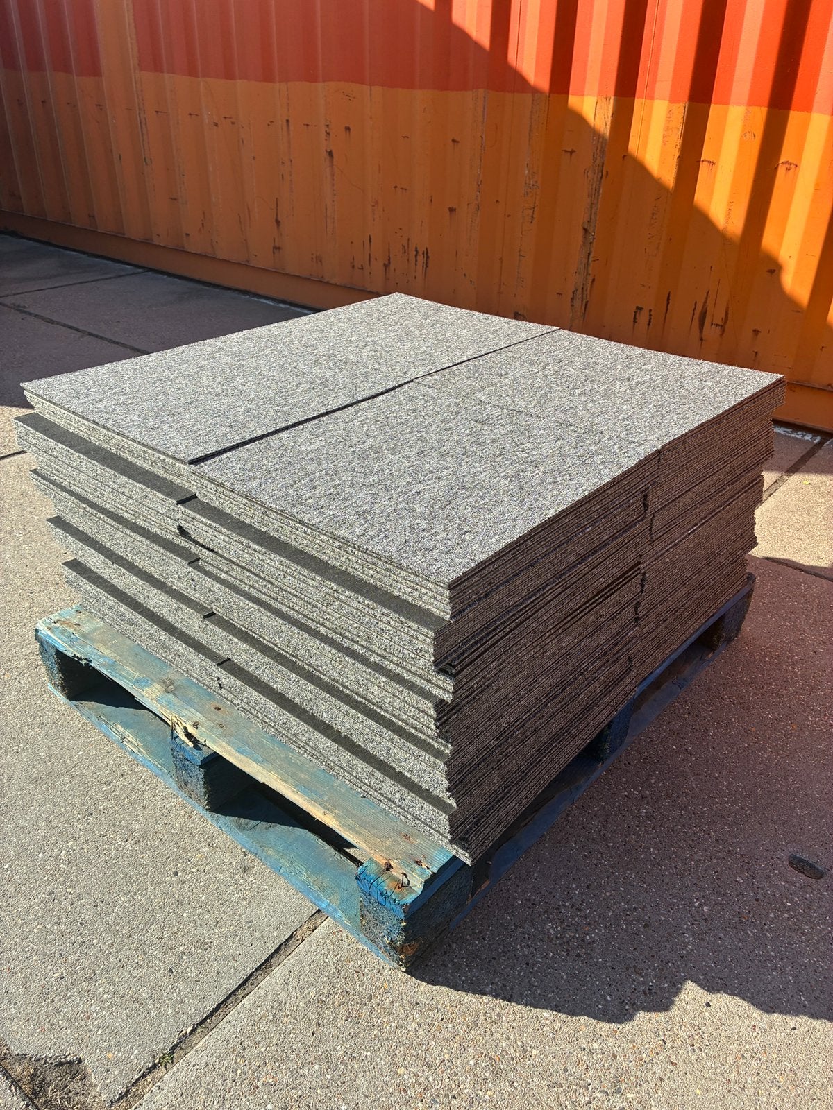 8€ par mètre carré/dalles de moquette, Gris, Comme neuf, Enlèvement, Dalles de Moquette