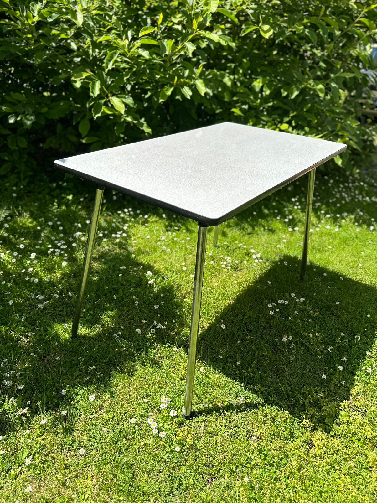 Stevige eenvoudige tafel op ijzeren poten, Ophalen, Gebruikt, Metaal