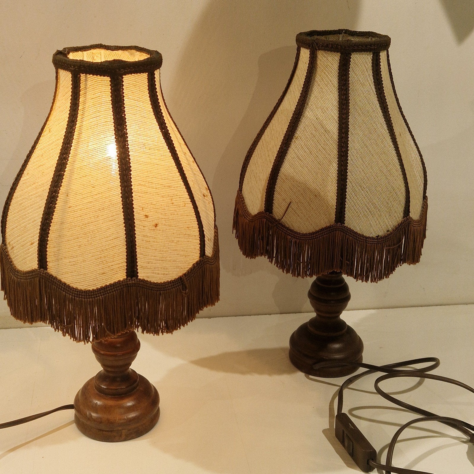 2 Vintage bruine beukenhouten tafellampen stoffen kappen, Antiek en Kunst, Ophalen of Verzenden