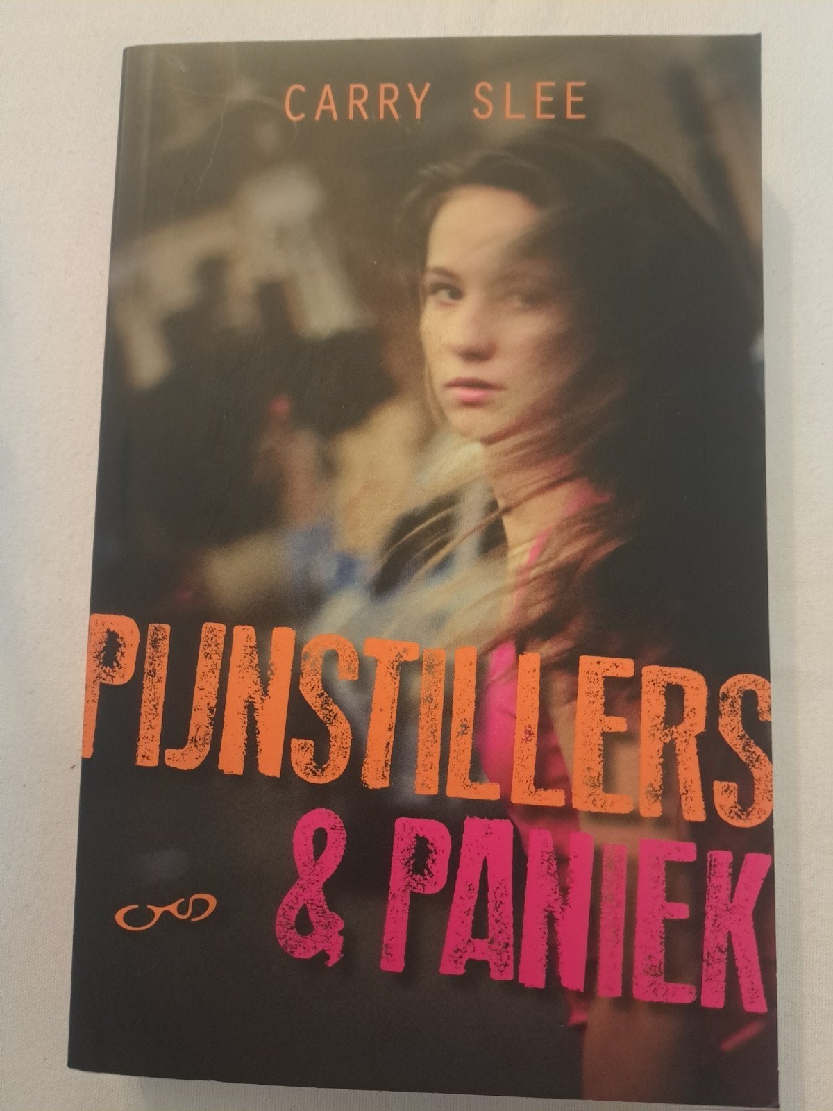 Carry Slee - Pijnstillers en paniek, Boeken, Ophalen of Verzenden, Carry Slee