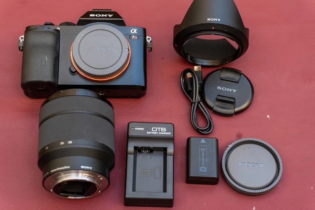 Sony Alpha A7R ILCE-A7R 36.4MP - Sony FE 28-70mm F3.5-5.6, TV, Hi-fi & Vidéo, Appareils photo numériques, Comme neuf, Appareil photo compact
