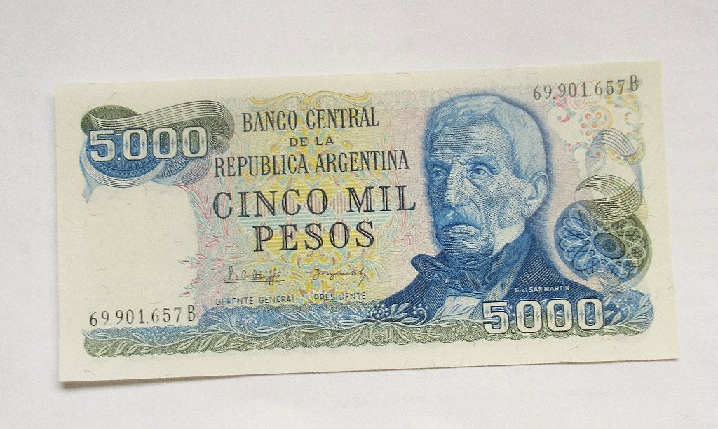 Argentinië 5000 Pesos 1977, Postzegels en Munten, Verzenden, Zuid-Amerika